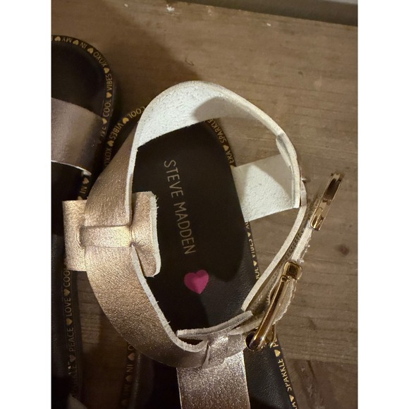 Steve Madden Rose Gold Metallic Flat Sandals Women's Size 5 Adjustable Buckle - Picture 3 of 4